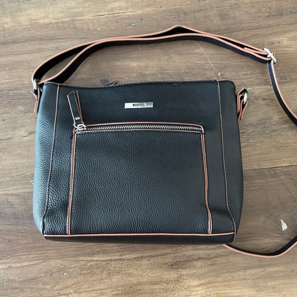 ROOTS NWOT Black and Tan Crossbody Bag - Picture 2 of 12